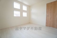 5.5帖。ウォークインクローゼット付き＾＾木の温もりがやさしいフローリングとシンプルなクロスです＾＾
