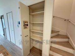 キッチン横に広々としたパントリー付き＾＾洗面室にも近く、食料品だけでなく日用品などの収納にも＾＾