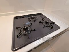 3種類の料理が同時に調理できる、3口ガスコンロ。忙しい夕食の支度時間が短縮できて効率よくお料理が楽しめます。