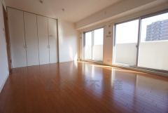 10帖の洋室は2ドア1ルーム、窓や広めのクローゼットも2ヶ所ついています＾＾お子様の成長に合わせてお部屋を仕切ることができます＾＾ 
