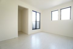 窓からの光が差し込む明るい洋室＾＾ ウォークインクローゼット付きなので、毎日のコーディネートが楽しくなりそうですね＾＾