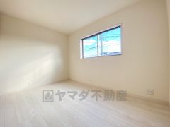 家具を選ばないナチュラルな色合いの壁紙とフローリングです。