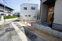 前面道路は北東側約4ｍの公道に面しています。 住人以外の車の進入も少なく、小さなお子様を持つご家庭にも安心の住環境です＾＾ 