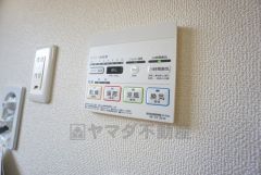 浴室暖房乾燥機付き。天候に左右されず、いつでも好きなときに洗濯物を干せるので、仕事や家事で忙しい方に重宝します。