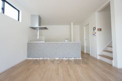 窓から光が差し込む明るいダイニングです＾＾