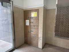 宅配ボックス付き。お仕事中や外出中などの不在時にも荷物が受け取れるのはとっても便利ですね＾＾セキュリティ面でも安心です＾＾ 