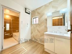 三面鏡つき洗面台。収納も一体型になっているので、ドライヤーやヘアアイロンの置き場に困りませんね。