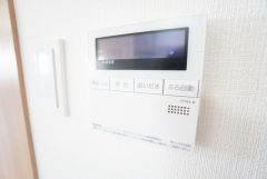 お湯張り、追い炊き、足し湯がボタン一つで楽々操作できる給湯機リモコンです。忙しい夕飯準備の時間帯に重宝しますね。