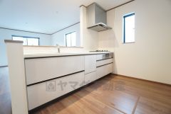 対面式キッチンなのでリビングにいるご家族とコミュニケーションを取りながら洗い物や、お料理が楽しめそうですね＾＾