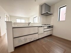 対面式キッチンなのでリビングにいるご家族とコミュニケーションを取りながら洗い物や、お料理が楽しめそうですね＾＾