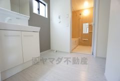洗面脱衣室には窓が設けられています＾＾