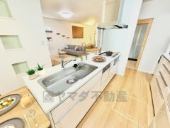 アイランドキッチンなので複数人で調理をしたりするのに便利ですね＾＾ リビングにいるご家族とコミュニケーションを取りながら家事が楽しめそうです。（インテリアCG画像） 