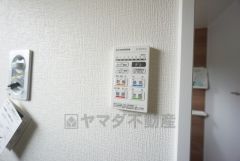 浴室暖房乾燥機付き。天候に左右されず、いつでも好きなときに洗濯物を干せるので、仕事や家事で忙しい方に重宝します。