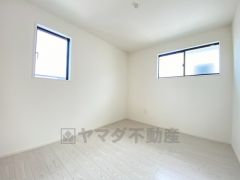 5.5帖。2面採光を確保した明るい室内は、風通しも良く、大変居心地の良い空間となっております。日当たりがよく、子供部屋としての利用もおすすめ。