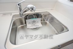 大きなお鍋も楽々洗える幅の広いシンクです＾＾ステンレスシンクなので簡単にお掃除できますよ。洗剤やスポンジもすっきりできる収納付き。