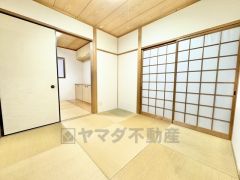 来客時の応接スペースなどとして便利な和室。