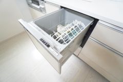 家事の時間が短縮できるフルオープンで開けやすい食器洗い乾燥機付。食事後に家族とのくつろぎタイムをしっかり取れます。