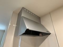 コンロ上には換気扇完備＾＾すぐ横に小窓が設けられているので、換気扇と合わせてWで換気できます＾＾