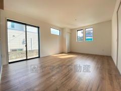 大きな掃き出し窓のあるリビングは、陽光あふれる明るい空間です。ゆったりと寛げる憩いの場となりそうです。 