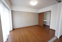 6帖。主寝室としてお使いいただけそうなこちらのお部屋は、日当たりが良く、爽やかな風を感じて起きる朝は、快適生活の始まりに。 