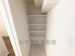 キッチン横に広々としたパントリー付き＾＾洗面室にも近く、食料品だけでなく日用品などの収納にも＾＾