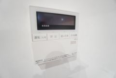 キッチン横からお湯張り、追い炊き、足し湯がボタン一つで楽々操作できる給湯機リモコンです。忙しい夕飯準備の時間帯に重宝しますね。