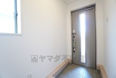 採光も考えられた明るい玄関です＾＾