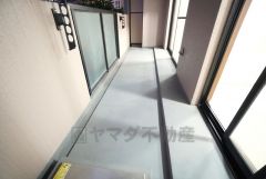 広々としたバルコニー。 天気のいい日にはお布団もまとめて干せそうですね＾＾屋根があるため天候に左右されにくいことでしょう。