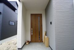 奥まったデザインなので、雨に濡れずに鍵の開け閉めや傘の準備ができます。荷物の多い日や置き配も安心です。