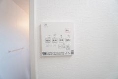 雨の日の洗濯も安心できる浴室暖房乾燥機付き浴室。リモコンで操作もボタン1つで簡単。
