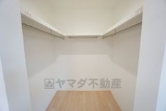 ハンガーパイプ付きのウォークインクローゼットが設けられています。たっぷり収納できるので衣替えの心配もいりませんね＾＾