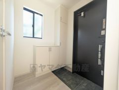 採光も考えられた明るい玄関です。たっぷり収納できるシューズボックス付きなので、家族全員の靴がきれいに整頓できます。