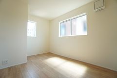2面採光を確保した明るい室内は、風通しも良く、大変居心地の良い空間となっております。日当たりがよく、子供部屋としての利用もおすすめ。
