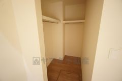 洋室にはハンガーパイプ付きのウォークインクローゼットが設けられています。たっぷり収納できるので衣替えの心配もいりませんね＾＾