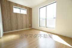 主寝室としてお使いいただけそうなこちらのお部屋は、日当たりが良く、爽やかな風を感じて起きる朝は、快適生活の始まりに。アクセントクロスでこだわりの空間＾＾