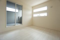 主寝室としてお使いいただけそうなこちらのお部屋は、日当たりが良く、爽やかな風を感じて起きる朝は、快適生活の始まりに。