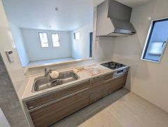 対面式キッチンなのでリビングにいるご家族とコミュニケーションを取りながら洗い物や、お料理が楽しめそうですね＾＾