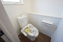 1階2階の2ヶ所にトイレがありますので、忙しい朝にも家族に気を使わず、ゆとりが生まれますね＾＾ 小窓付きで換気する時に便利です＾＾
