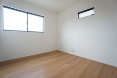2面採光を確保した明るい室内は、風通しも良く、大変居心地の良い空間となっております。日当たりがよく、子供部屋としての利用もおすすめ。