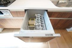 食事の後の手間を解消する食器洗い乾燥機付。冬場の洗い物で手荒れの悩みもなくなります。手洗いよりも節約できて便利。