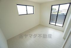 6.5帖。2面採光を確保した明るい室内は、風通しも良く、大変居心地の良い空間となっております。日当たりがよく、子供部屋としての利用もおすすめ。 