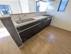 対面式キッチンなのでリビングにいるご家族とコミュニケーションを取りながら洗い物や、お料理が楽しめそうですね＾＾