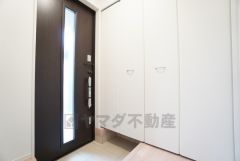 ご家族の靴をスッキリと片付けられるシューズボックス付きの玄関です＾＾スッキリと片付いた玄関は気持ちがいいです。