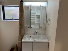 三面鏡裏収納付き洗面化粧台です＾＾ 歯磨きセットやスキンケア用品などの収納に便利ですね。 生活感も隠すことができ、来客時にも安心です。