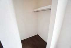 洋室にはハンガーパイプ付きのウォークインクローゼットが設けられています。たっぷり収納できるので衣替えの心配もいりませんね＾＾