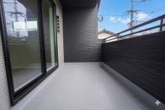 広々としたバルコニー。 天気のいい日にはお布団もまとめて干せそうですね＾＾