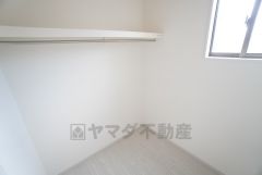 2階には居室から独立したファミリークローク付き。ご家族の衣類や荷物をまとめて収納できます＾＾適切な場所に配置することで生活動線を短くし、家事効率も高まりますね＾＾ 