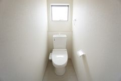ウォシュレット、暖房便座、節電・節水機能など、使い勝手のよい高機能トイレです。 