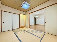 6帖。リビング隣には、ホッとできる和室を用意。客間としてはもちろん、お子様のお昼寝スペースや書斎としても活躍してくれそうです＾＾ 