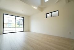 吹抜のある開放的なリビング。思い思いの時間を過ごしたり食事をしたり、素敵な団らんの場になりますね。